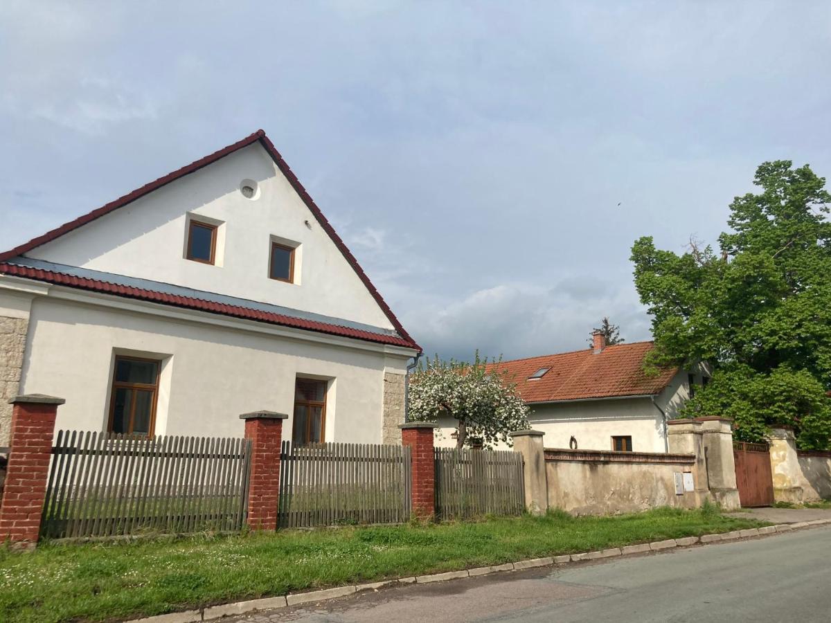 Vila Příjemný dům se zahradou Ostresany Exteriér fotografie